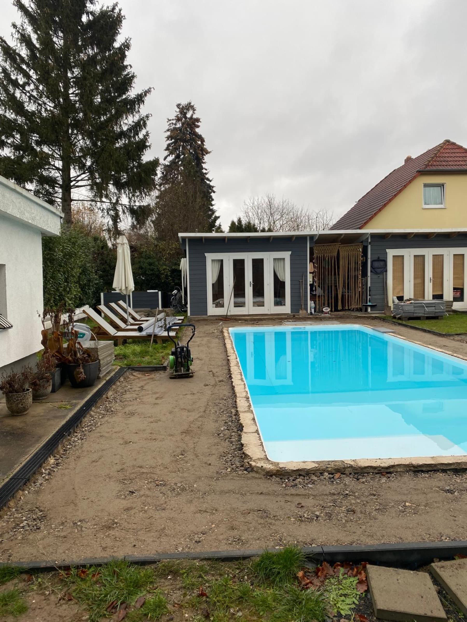 Bordsteinring und Pool im Gesamtbild