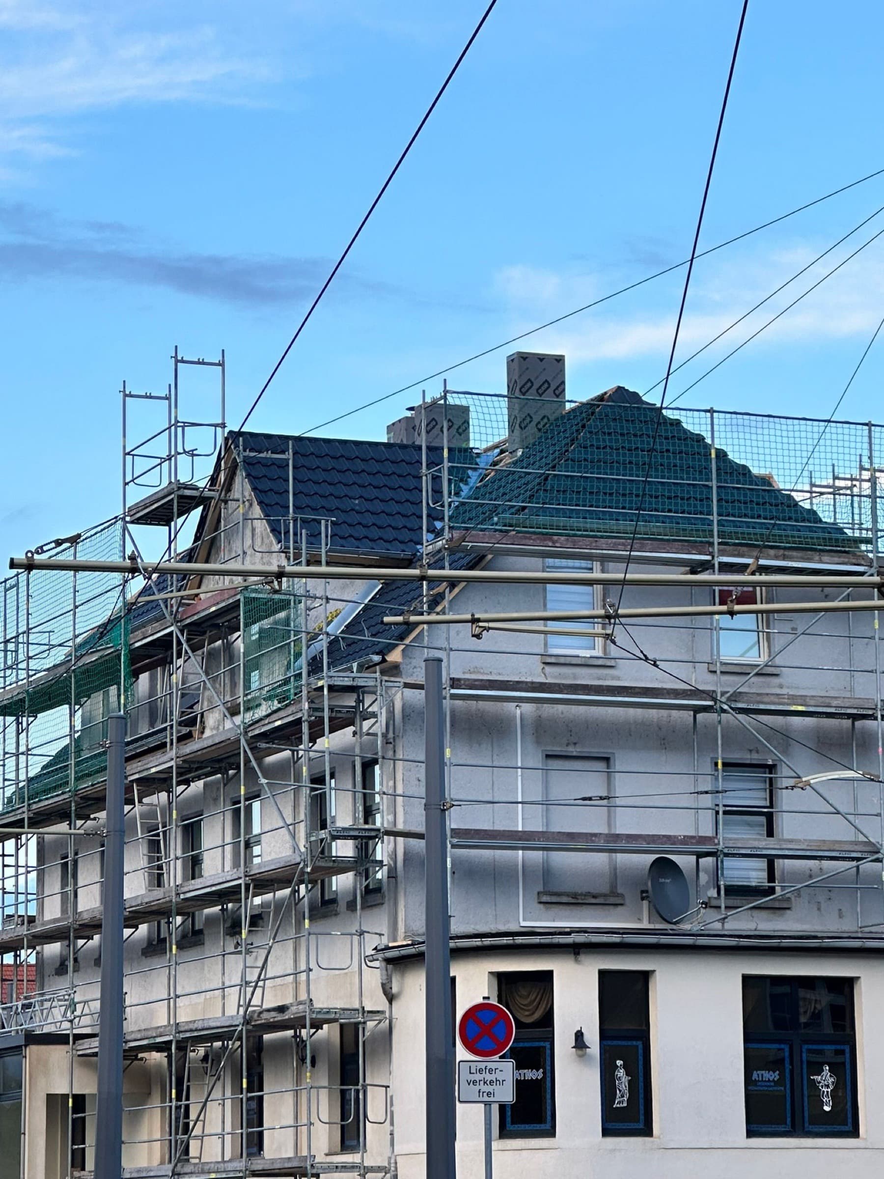 Mehrfamilienhaus mit Vollgerüst und neu gedecktem Dach
